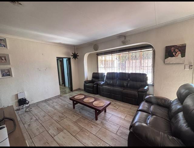 4 BEDROOM HOUSE FOR SALE IN PIERRE VAN RYNEVELD